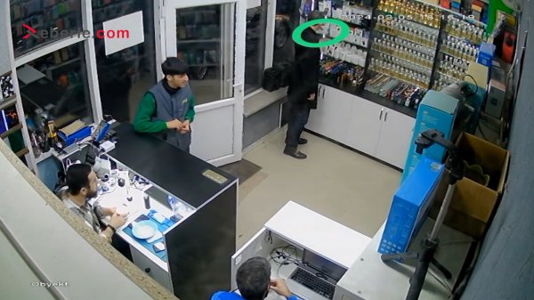 Sumqayıtda mağazadan oğurluq anı - KAMERA GÖRÜNTÜSÜ