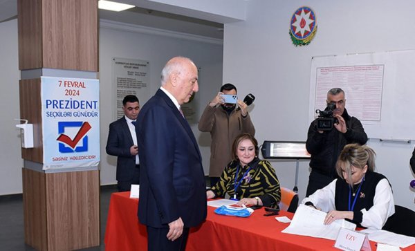 Zakir Fərəcov səs verdi (FOTO)