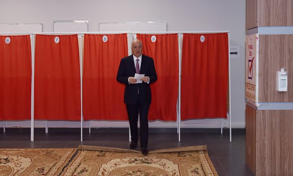 Zakir Fərəcov səs verdi (FOTO)