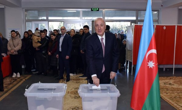 Zakir Fərəcov səs verdi (FOTO)