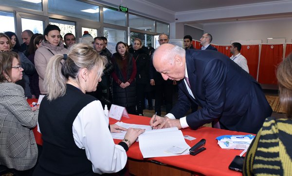 Zakir Fərəcov səs verdi (FOTO)