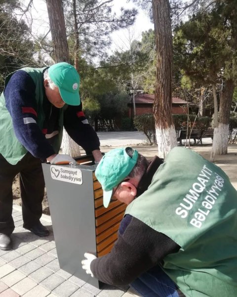 Sumqayıtda yeni zibil qutuları yerləşdirildi (Fotolar)