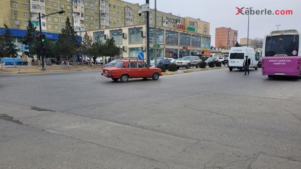 Sumqayıtda bu yolda sürücülər nə işıqfora, nə də piyada keçidinə məhəl qoyur (FOTOLAR)