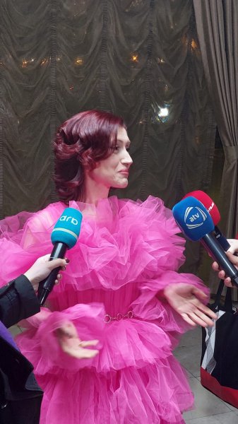 Aslı Güngör sevgililər günündə Bakıda konsert verdi (FOTO)