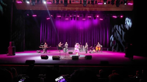 Aslı Güngör sevgililər günündə Bakıda konsert verdi (FOTO)