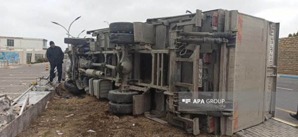 Sumqayıtda Prius yük maşını ilə toqquşub, xəsarət alanlar var - FOTO