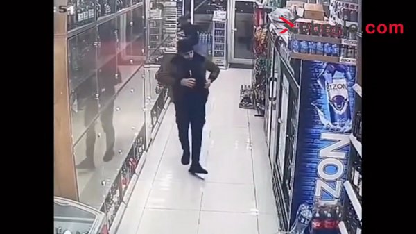 Sumqayıtda oğurluq hadisəsi anbaan kameralara düşdü (VİDEO)