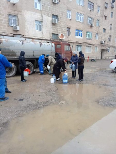 Sumqayıtda əhaliyə su maşınları ilə su verildi (Fotolar)