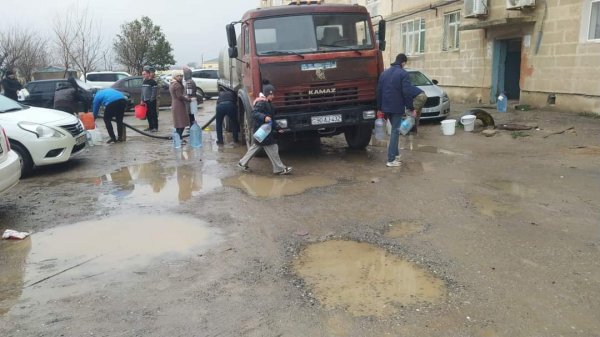 Sumqayıtda əhaliyə su maşınları ilə su verildi (Fotolar)