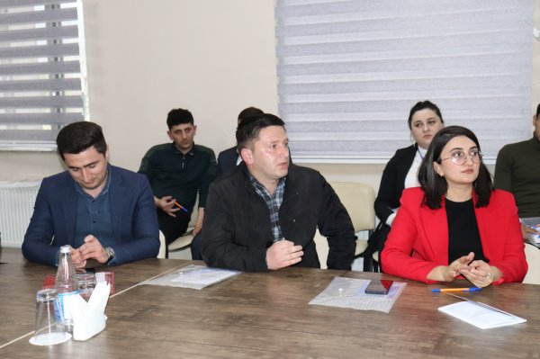 Regionlarda erkən və qohum nikahlarla mübarizə mövzusunda gənclər üçün seminarlar keçirildi (FOTO)