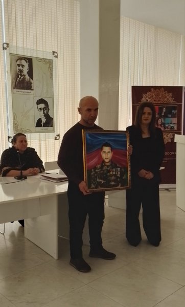 “Şəhidlər rəssamların əsərlərində”... Şəhidlərin portretləri analara təqdim olundu - FOTOLAR