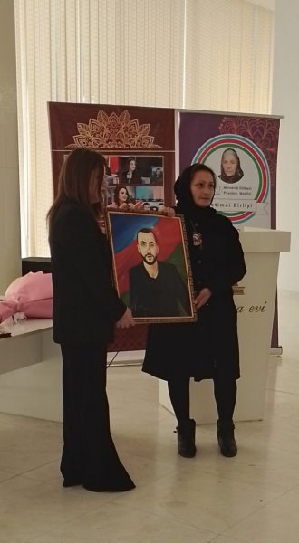 “Şəhidlər rəssamların əsərlərində”... Şəhidlərin portretləri analara təqdim olundu - FOTOLAR