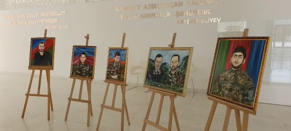 “Şəhidlər rəssamların əsərlərində”... Şəhidlərin portretləri analara təqdim olundu - FOTOLAR