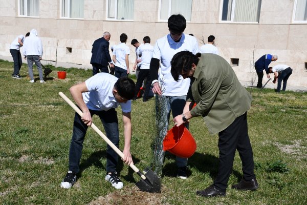 Peşə Təhsil Mərkəzində ağacəkmə aksiyası keçirilib