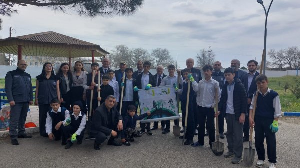 Ekoloqlar internat məktəbinin şagirdləri ilə ağacəkmə aksiyası keçirdi (FOTOLAR)