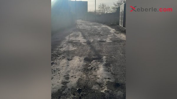 Sumqayıtın bu yolları pis vəziyyətdədir – Yağışda palçıqdan keçmək olmur (FOTO)