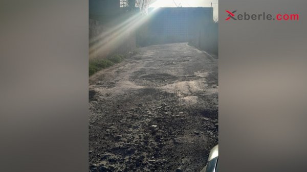 Sumqayıtın bu yolları pis vəziyyətdədir – Yağışda palçıqdan keçmək olmur (FOTO)