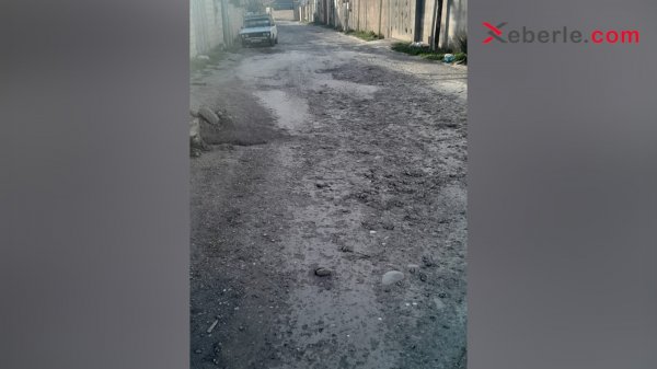Sumqayıtın bu yolları pis vəziyyətdədir – Yağışda palçıqdan keçmək olmur (FOTO)