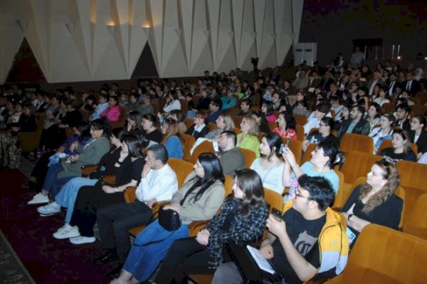 Sumqayıt Dövlət Dram Teatrı Bakıda Aktyor evində çıxış edib- FOTOLAR