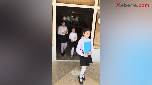 Sumqayıtda şagirdlər kitablarla məktəb qarşısına toplaşdılar (VİDEO +FOTO)