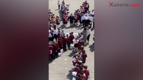 Sumqayıtda şagirdlər kitablarla məktəb qarşısına toplaşdılar (VİDEO +FOTO)