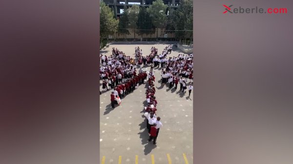 Sumqayıtda şagirdlər kitablarla məktəb qarşısına toplaşdılar (VİDEO +FOTO)
