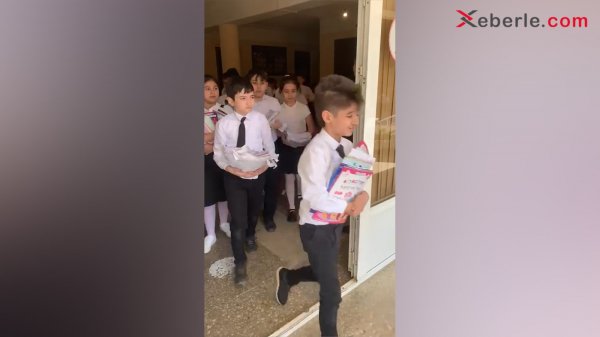 Sumqayıtda şagirdlər kitablarla məktəb qarşısına toplaşdılar (VİDEO +FOTO)