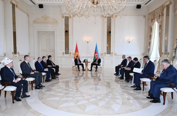 Prezidentlərin məhdud tərkibdə görüşü olub - FOTO