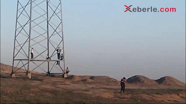 Uşaqlar elektrik dirəyini “oyun aləti”nə çevirdi: Ölümsaçan görüntü (VİDEO +  FOTO)