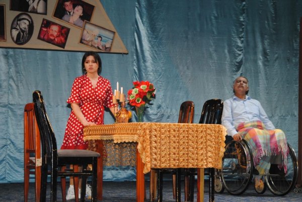 Sumqayıt teatrı tamaşaçılarını heyrətləndirdi (FOTOLAR)