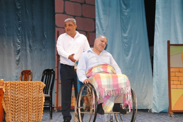 Sumqayıt teatrı tamaşaçılarını heyrətləndirdi (FOTOLAR)