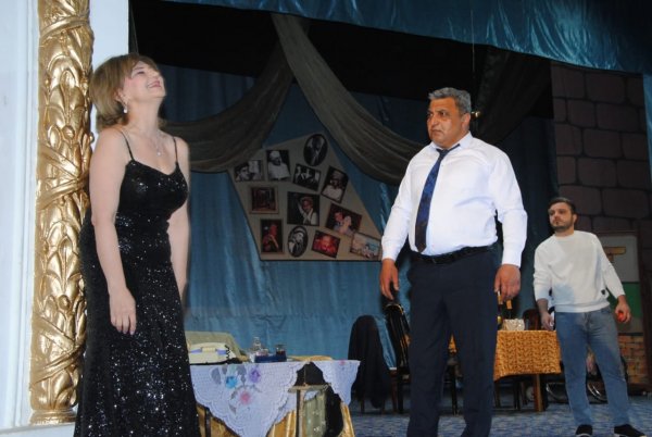 Sumqayıt teatrı tamaşaçılarını heyrətləndirdi (FOTOLAR)