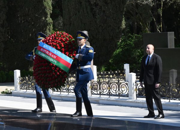 Prezident və birinci xanım Ulu Öndər Heydər Əliyevin məzarını ziyarət ediblər - FOTOLAR