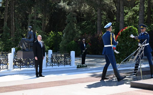 Prezident və birinci xanım Ulu Öndər Heydər Əliyevin məzarını ziyarət ediblər - FOTOLAR