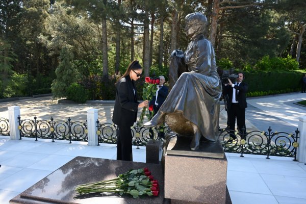 Prezident və birinci xanım Ulu Öndər Heydər Əliyevin məzarını ziyarət ediblər - FOTOLAR