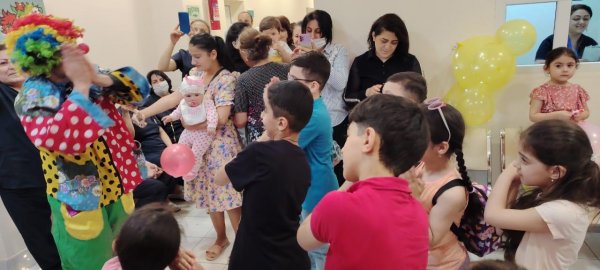 Sumqayıt Tibb Mərkəzi uşaqları təbrik etdi - FOTOLAR