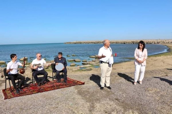 Sumqayıtın dənizkənarında Mikayıl Müşfiqi andılar - FOTO