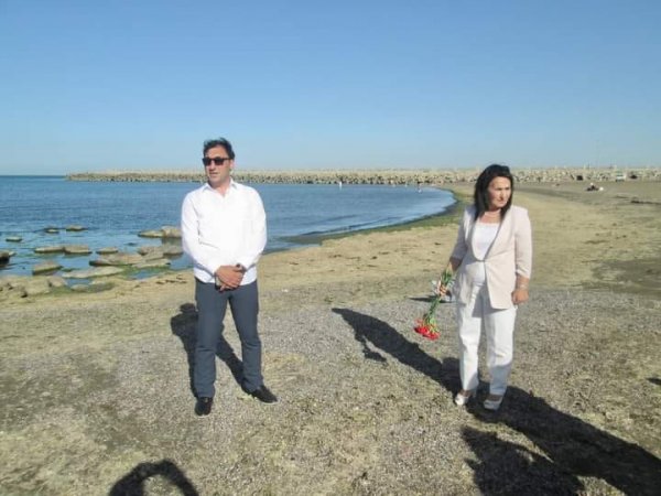 Sumqayıtın dənizkənarında Mikayıl Müşfiqi andılar - FOTO