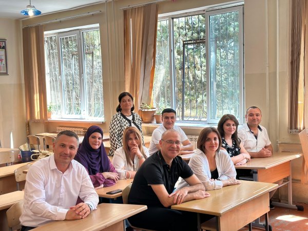 Sumqayıtın tanınmış pedaqoqu məktəbə “əlvida” dedi, 39 il öncəki məzunları ilə görüşdü - VİDEO (FOTOLAR)