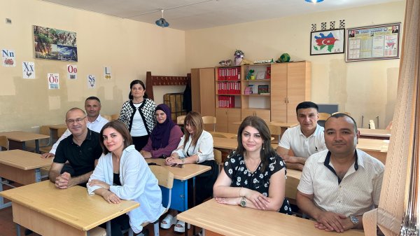Sumqayıtın tanınmış pedaqoqu məktəbə “əlvida” dedi, 39 il öncəki məzunları ilə görüşdü - VİDEO (FOTOLAR)