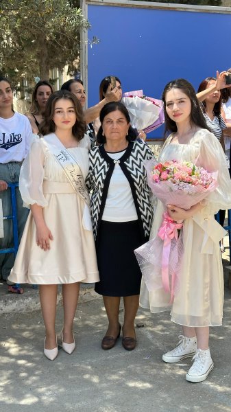 Sumqayıtın tanınmış pedaqoqu məktəbə “əlvida” dedi, 39 il öncəki məzunları ilə görüşdü - VİDEO (FOTOLAR)