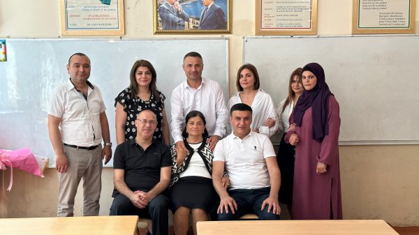 Sumqayıtın tanınmış pedaqoqu məktəbə “əlvida” dedi, 39 il öncəki məzunları ilə görüşdü - VİDEO (FOTOLAR)