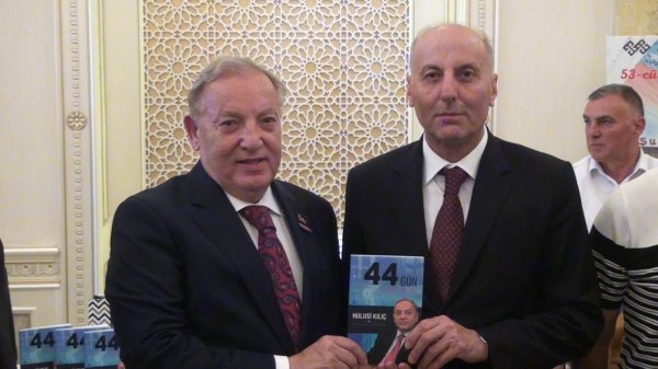 Sumqayıtda “44 gün Vətən müharibəsi, Hulusi Kılıç informasiya cəbhəsində” kitabının təqdimatı keçirilib - FOTOLAR