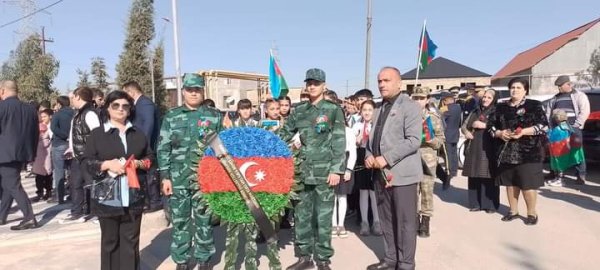 Sumqayıtlı məktəblilər şəhid qardaşları andılar - FOTOLAR Sumqayıtlı məktəblilər şəhid qardaşları andılar - FOTOLAR