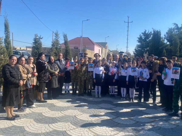 Sumqayıtlı məktəblilər şəhid qardaşları andılar - FOTOLAR Sumqayıtlı məktəblilər şəhid qardaşları andılar - FOTOLAR