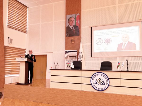 Peşə Təhsil Mərkəzində UNEC yaradıcılıq mərkəzinin rəhbəri Elman Cəfərov ilə görüş keçirilib - FOTOLAR