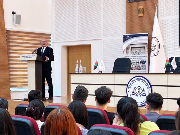 Peşə Təhsil Mərkəzində UNEC yaradıcılıq mərkəzinin rəhbəri Elman Cəfərov ilə görüş keçirilib - FOTOLAR
