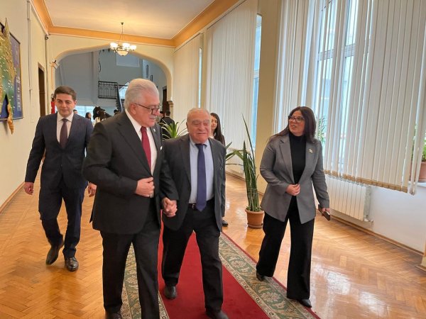 Sumqayıtın deputatı Şamil Ayrımla DİA-da görüşüblər (FOTOLAR)