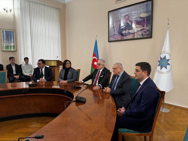 Sumqayıtın deputatı Şamil Ayrımla DİA-da görüşüblər (FOTOLAR)