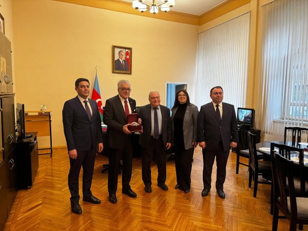 Sumqayıtın deputatı Şamil Ayrımla DİA-da görüşüblər (FOTOLAR)